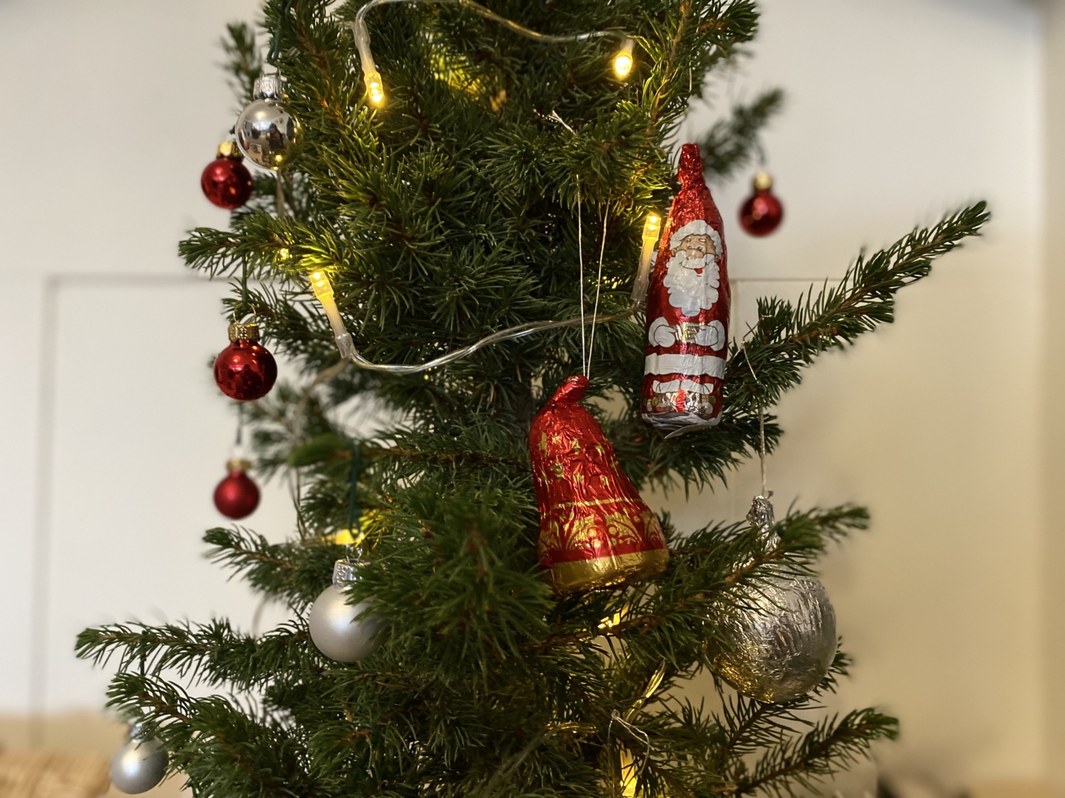 巧克力装饰挂在 Christmas树上